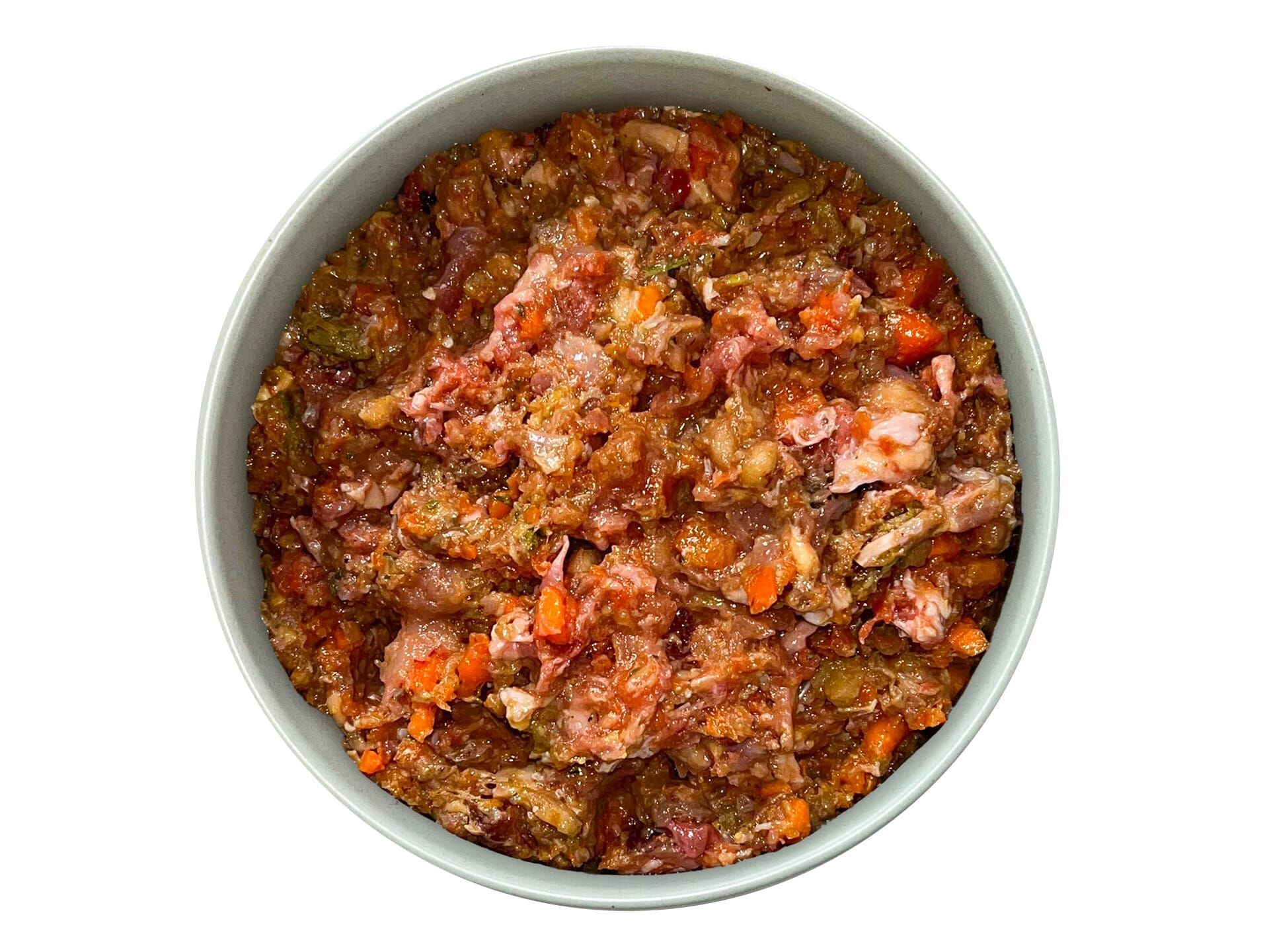 BARF Bio-Geflügelmix für Hunde im grauen Napf – Bio-Huhn mit Karotten, Apfel und Kräutern.