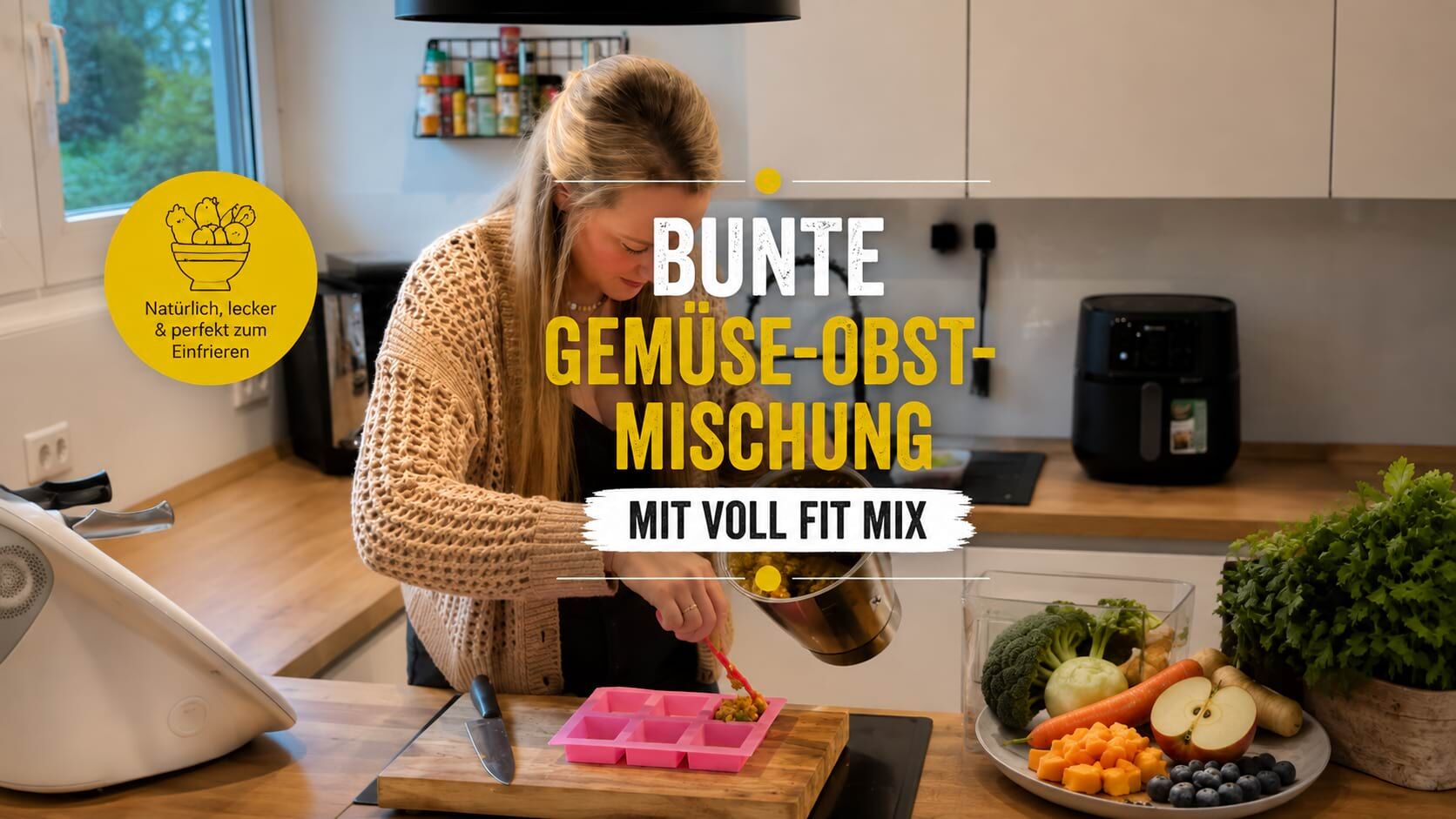 Zubereitung einer bunten Gemüse-Obst-Mischung mit Voll Fit Mix in einer Küche.