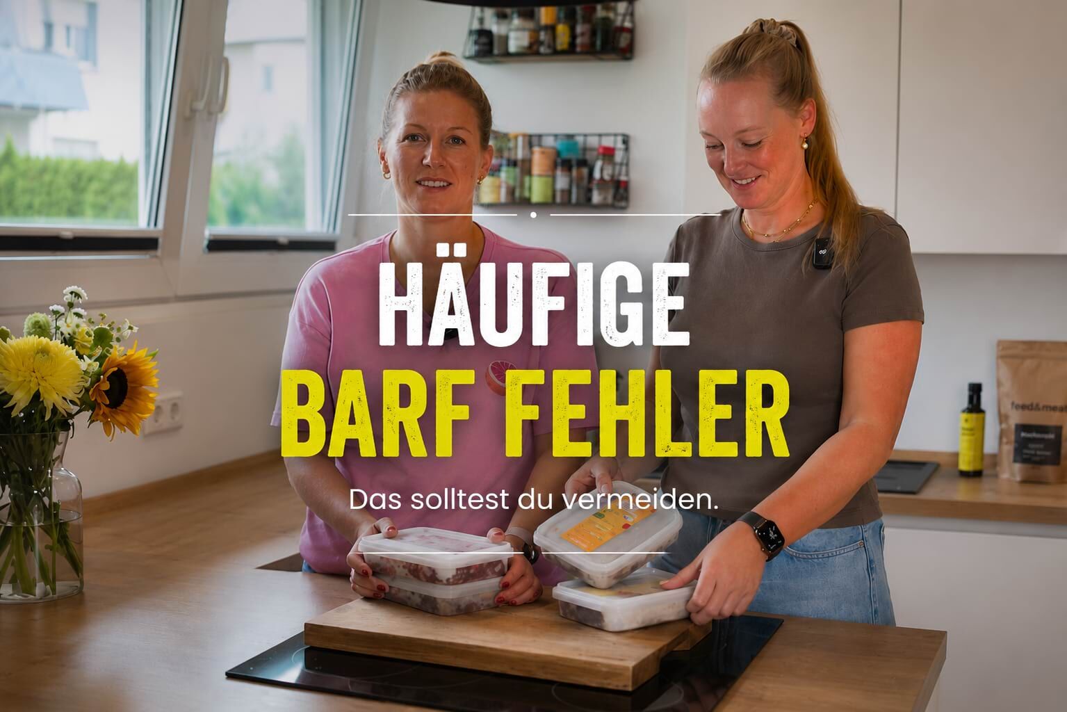 Zwei Frauen bereiten BARF-Hundefutter in einer Küche vor – häufige Fehler beim Barfen.