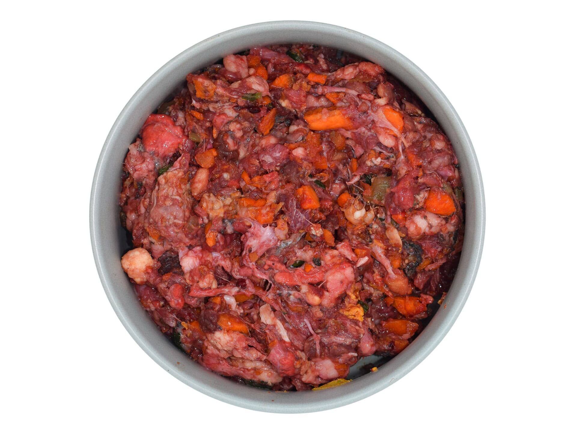 Barf Aktivmix im grauen napf für Hunde mit Rindfleishc und Gurke