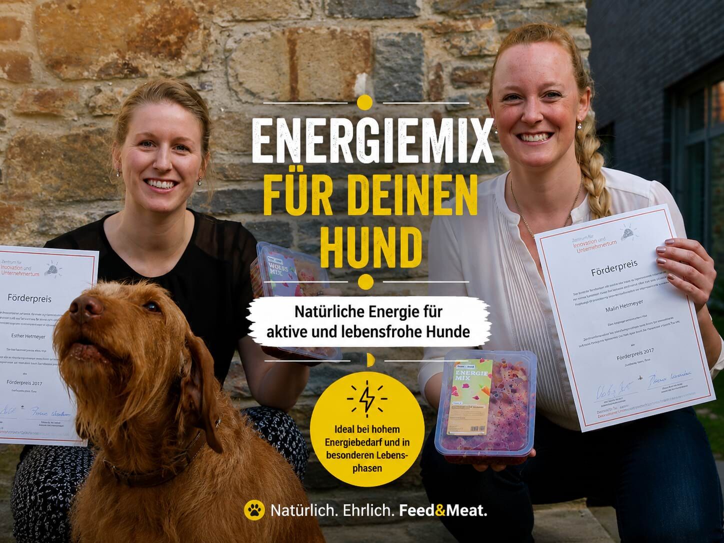 Zwei Frauen mit einem braunen Hund, BARF-Produkten und Förderpreis-Urkunden zum Thema Energiemix für Hunde.