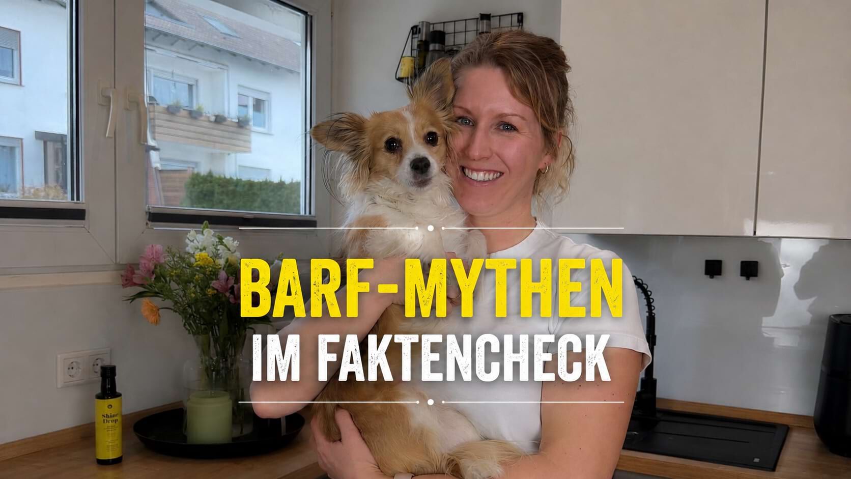 Frau mit Hund in der Küche – BARF-Mythen im Faktencheck.