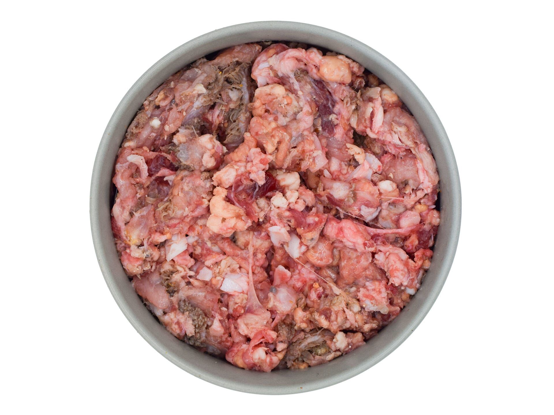 BARF-Mischung Aufbauzeit in einem grauen Napf – energiereiches Hundefutter mit grünem Pansen, Fett und Kalzium.